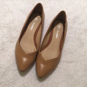 Beautiful NWOT brown flats Chinese Laundry